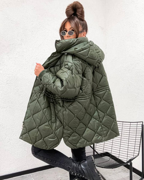 Luźna, pikowana kurtka z nieodpinanym kapturem khaki