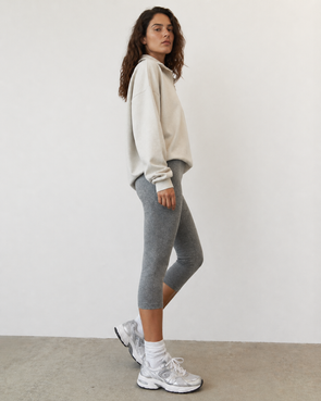 Szare legginsy sportowe typu capri damskie