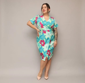 Sukienka plus size z kopertowym dekoltem zielony-fuksja kwiaty