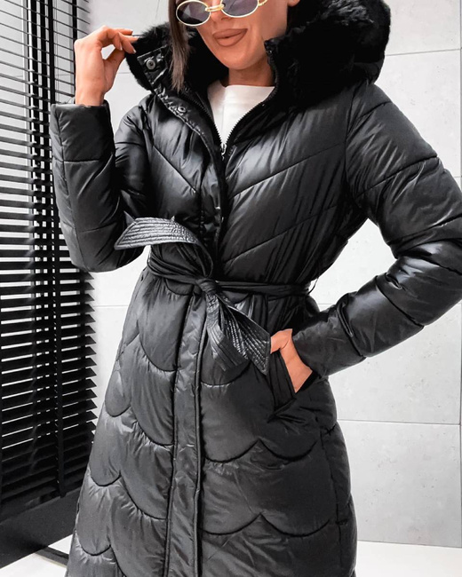 Długi, pikowany damski płaszcz z paskiem czarny