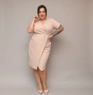 Beżowa sukienka plus size z kopertowym dekoltem