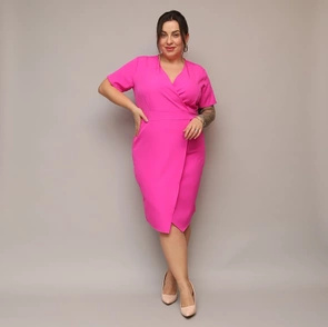 Sukienka plus size z kopertowym dekoltem fuksja