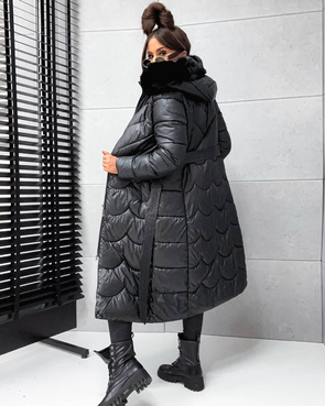 Długi, pikowany damski płaszcz z paskiem czarny