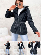 Czarna kurtka z dekoracyjnym łańcuszkiem i ozdobną podszewką