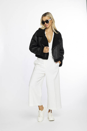 Stylowy czarny kożuch z wygodnym kołnierzem