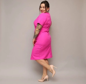 Sukienka plus size z kopertowym dekoltem fuksja