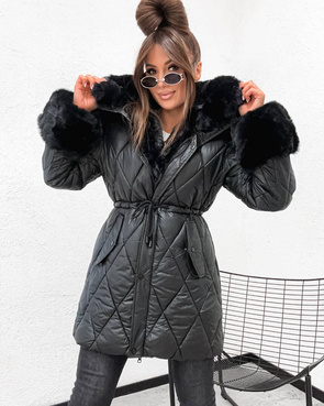 Pikowana kurtka zimowa czarna z futrzanym wykończeniem