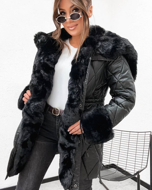Pikowana kurtka zimowa czarna z futrzanym wykończeniem