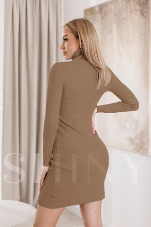 Dzianinowa ciemnobeżowa sukienka z golfem