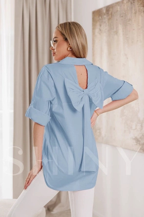 Stylowa niebieska koszula z ozdobnymi plecami