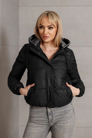 Czarna kurtka na zimę z dzianinowym kapturem
