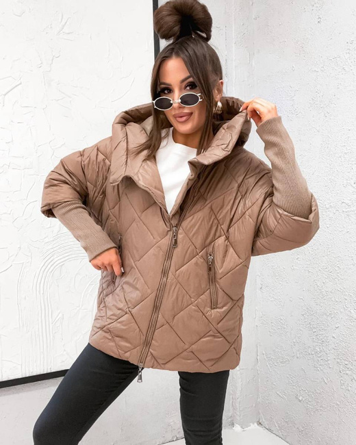 Pikowana brązowa kurtka z kapturem i dzianinowymi rękawami