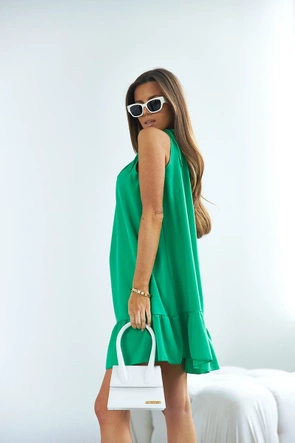 Zielona sukienka na ramiączkach z paskiem