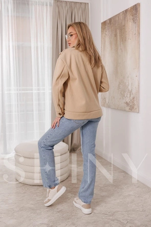 Beżowa kurtka z opuszczonymi ramionami