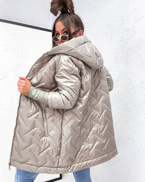 Przejściowa pikowana kurtka dzianinowymi ściągaczami beż