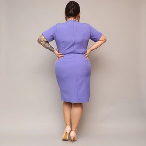 Fioletowa sukienka plus size z kopertowym dekoltem