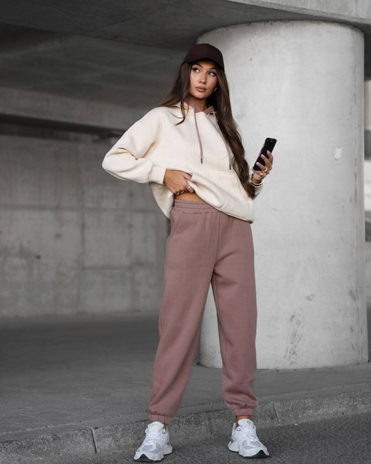 Komfortowy zestaw dresowy – bluza kangurka i spodnie ze ściągaczami cappuccino