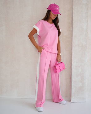 Różowy komplet t-shirt i spodnie z lampasami