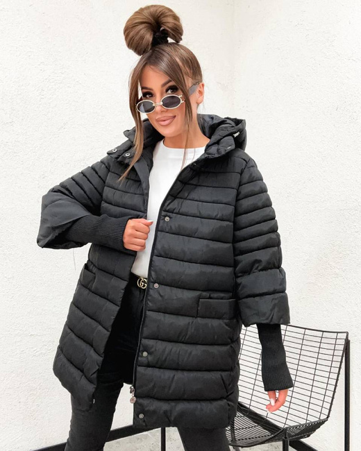 Pikowana czarna kurtka z długimi ściągaczami