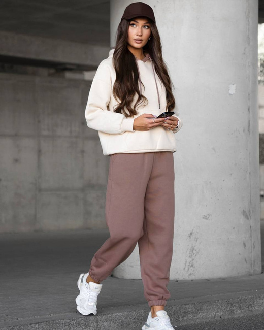 Komfortowy zestaw dresowy – bluza kangurka i spodnie ze ściągaczami cappuccino
