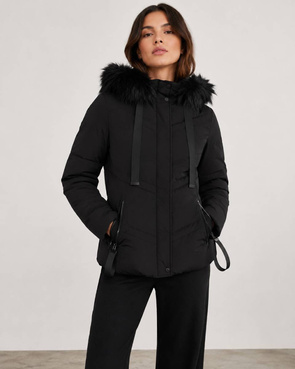 Czarna kurtka damska z kapturem obszytym futerkiem