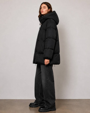 Puchowa czarna kurtka damska oversize typu puffer