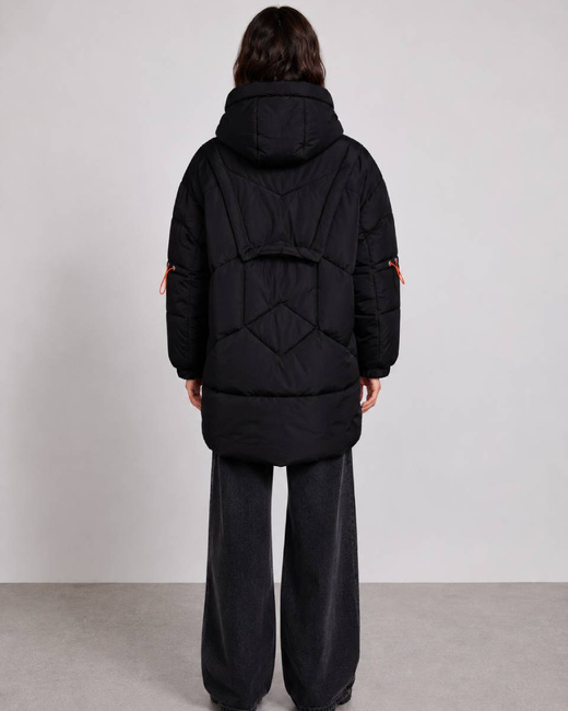Czarna kurtka puffer oversize z kapturem