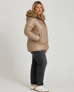 Lekko ocieplana kurtka damska z kapturem plus size camel