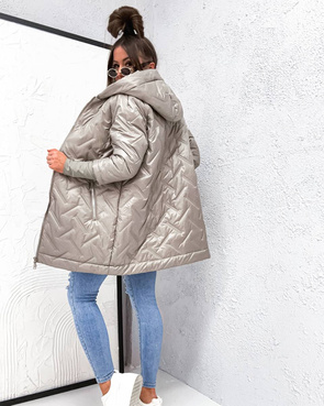 Przejściowa pikowana kurtka dzianinowymi ściągaczami beż