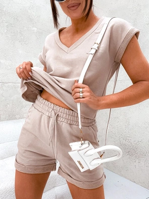 Beżowy komplet t-shirt z podwijanymi rękawami i szorty