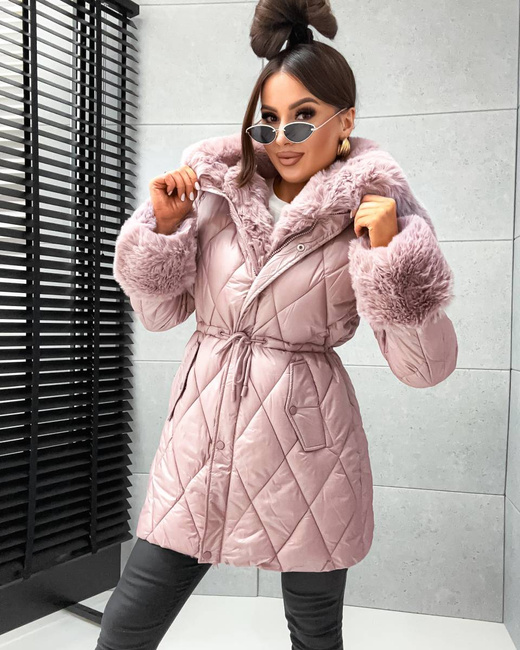 Pikowana kurtka zimowa róż z futrzanym wykończeniem