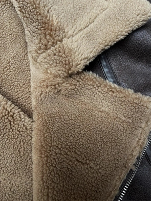 Stylowy brązowy kożuch z wygodnym kołnierzem