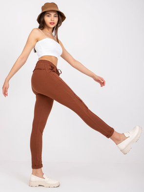 Brązowe bawełniane spodnie z podwijanymi nogawkami