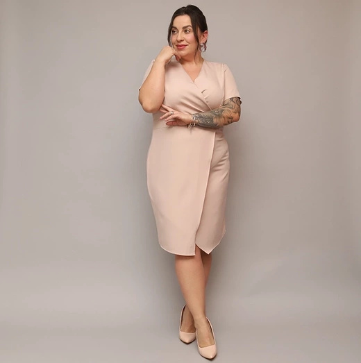 Beżowa sukienka plus size z kopertowym dekoltem