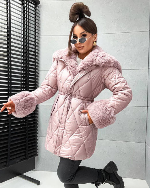 Pikowana kurtka zimowa róż z futrzanym wykończeniem