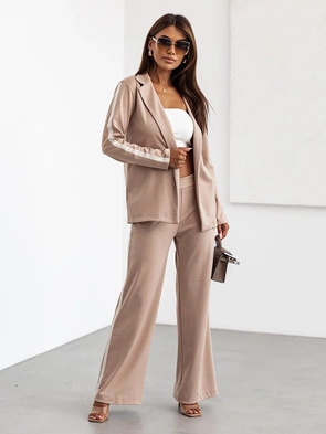 Beżowy komplet damski sportowa marynarka i szerokie spodnie