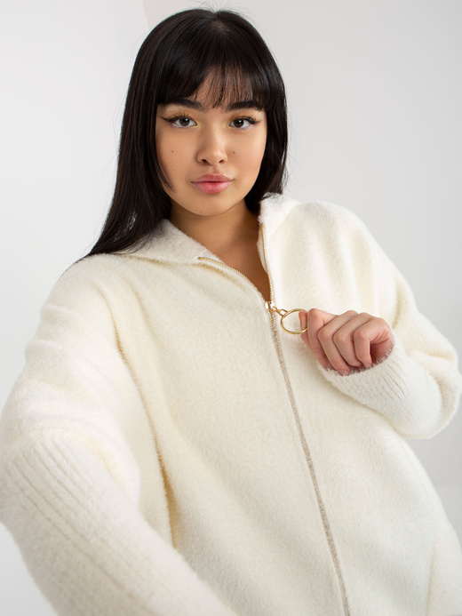 Elegancka ecru narzutka typu alpaka poniżej bioder