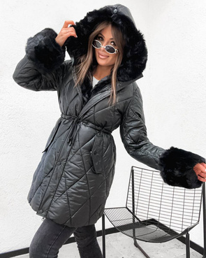 Pikowana kurtka zimowa czarna z futrzanym wykończeniem