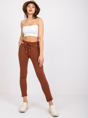 Brązowe bawełniane spodnie z podwijanymi nogawkami