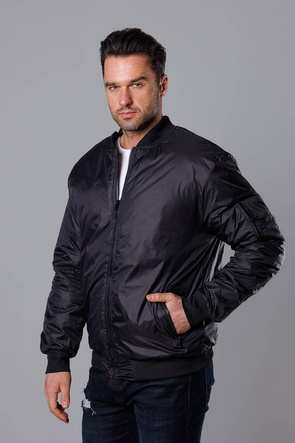 Czarna męska kurtka typu bomber