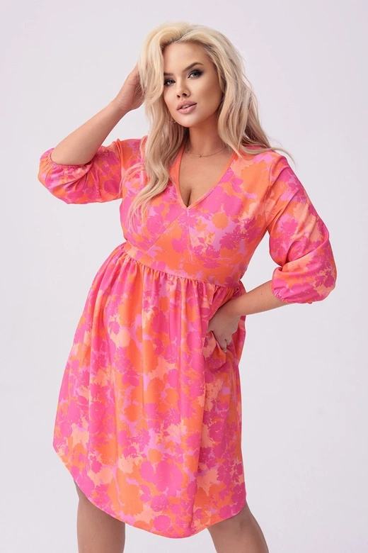 Sukienka plus size w kwiaty różowo-pomarańczowa
