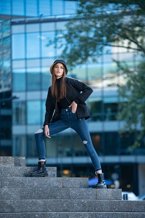 Cienka kurtka damska z ozdobnym pikowaniem czarna (jin226)