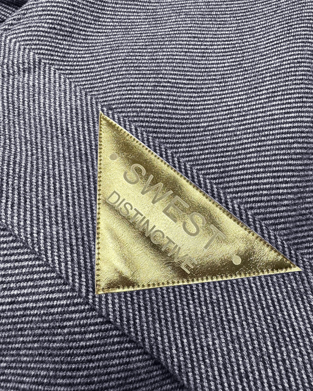 Granatowy płaszcz w delikatne paseczki
