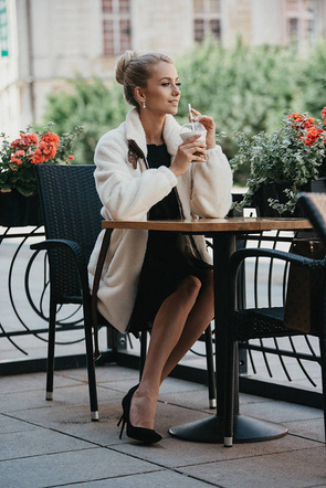 Kurtka futrzana ze stójką ecru (gsq2228)