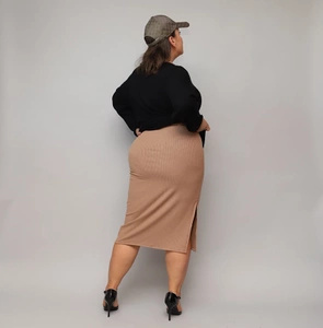 Dopasowana sukienka z bluzą plus size beż-czarny