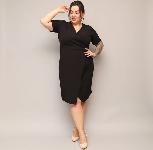 Czarna sukienka plus size z kopertowym dekoltem