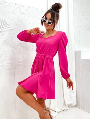 Koktajlowa sukienka z paskiem fuksja