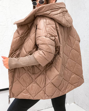 Pikowana brązowa kurtka z kapturem i dzianinowymi rękawami