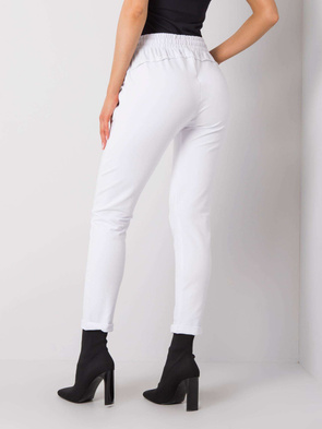 Białe bawełniane spodnie z podwijanymi nogawkami