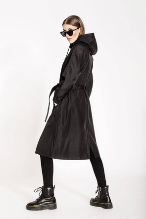 Cienki czarny płaszcz z kapturem